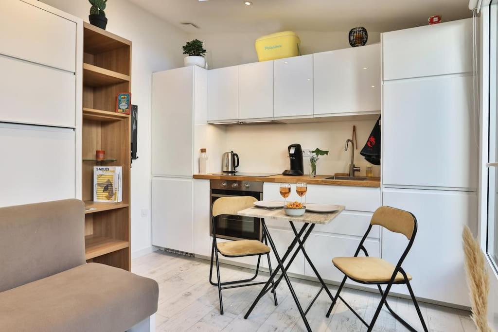 Tiny Studio Terrasse, Hypercentre La Plage A 2 Pas ! Ле-Сабль-д’Олон Экстерьер фото
